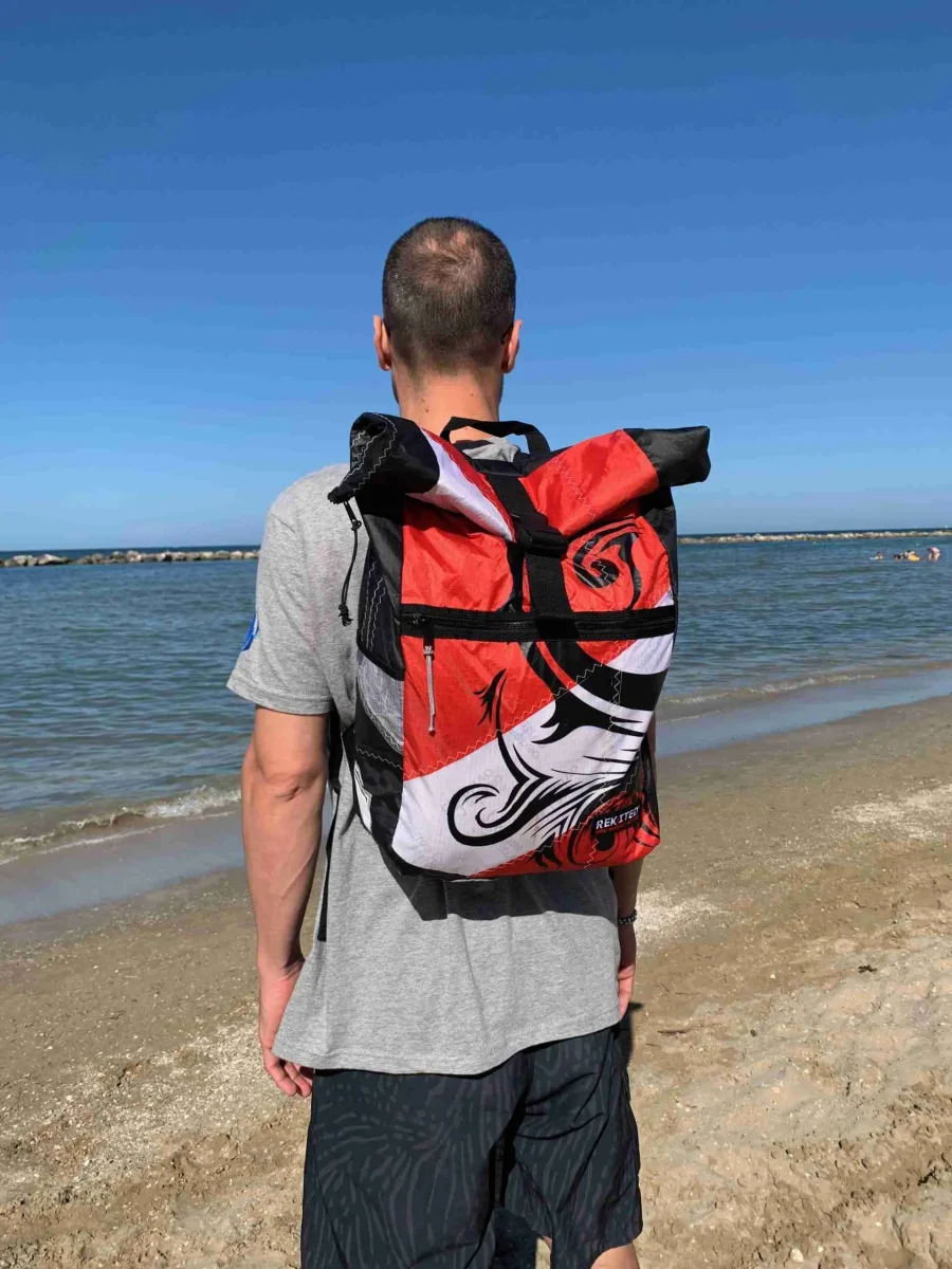 FRONTROLL_3616 Zaino rolltop in vela da kite riciclata - immagine 6