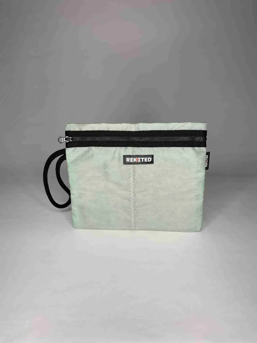 FRONT GRAB_ 7662 Astuccio portaoggetti da polso in vela da kite riciclata - immagine 2