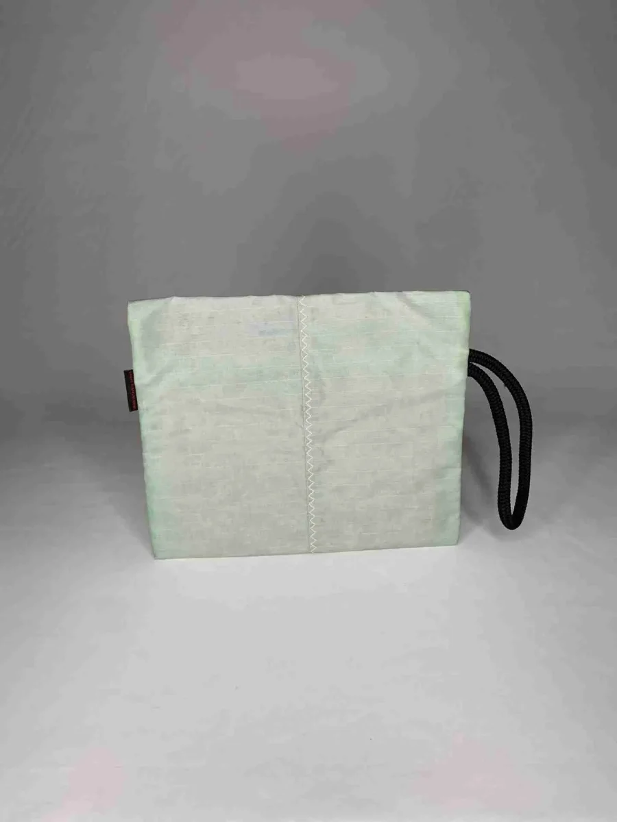 FRONT GRAB_ 7662 Astuccio portaoggetti da polso in vela da kite riciclata - immagine 3