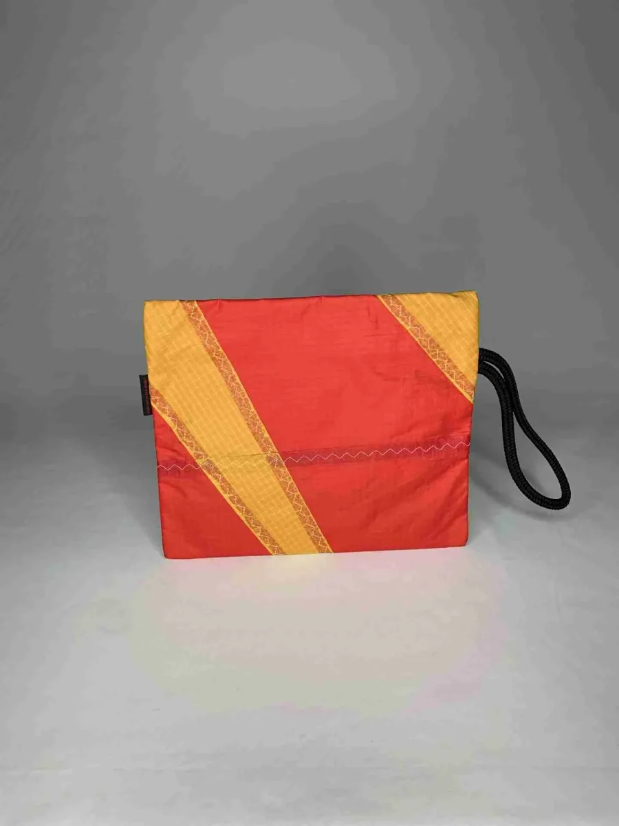 FRONT GRAB_ 7664 Astuccio portaoggetti da polso in vela da kite riciclata - immagine 3