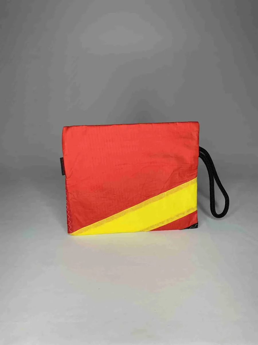 FRONT GRAB_ 7666 Astuccio portaoggetti da polso in vela da kite riciclata - immagine 3