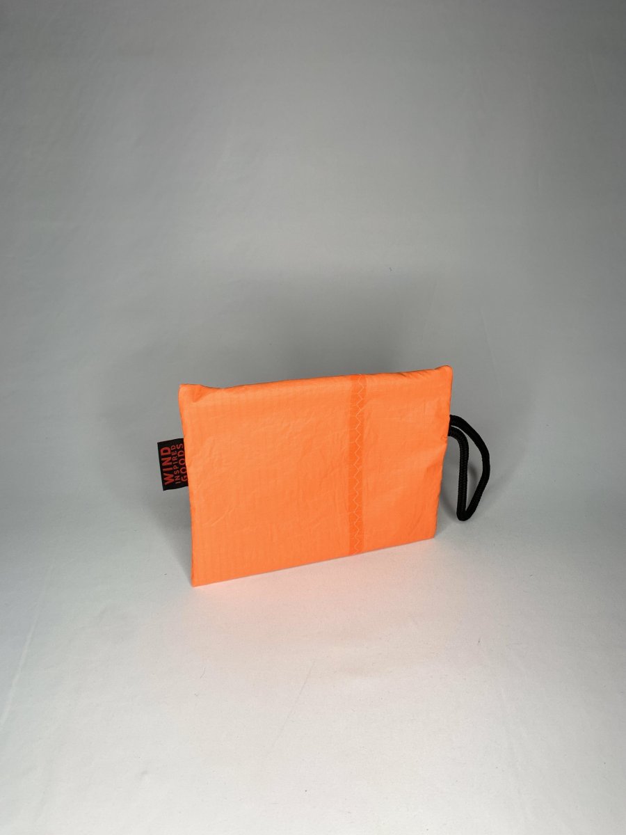 FRONT GRAB_ 8521 Astuccio portaoggetti da polso in vela da kite riciclata - immagine 3